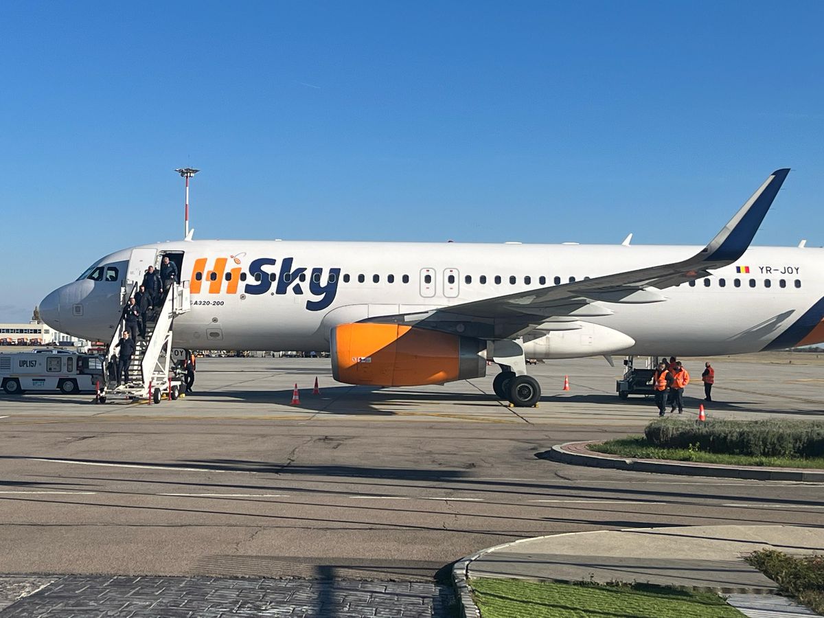 Staff-ul României a revenit în țară după calificarea la EURO 2024 » Burleanu a ieșit primul din avion și a susținut o conferință de presă