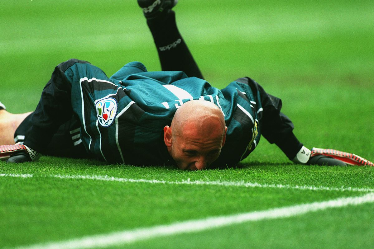 Imagini de colecție de la precedentele prezențe ale României la Euro » 5 turnee finale, o SINGURĂ victorie în 16 meciuri