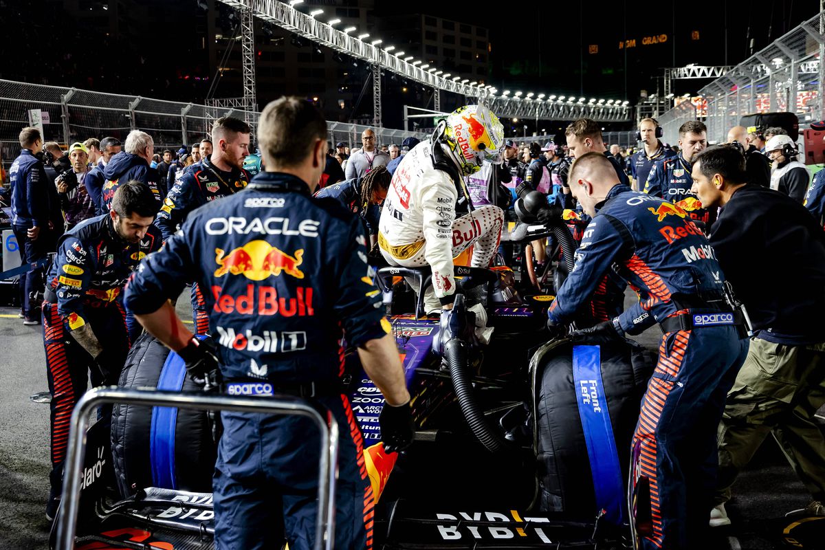 Schimbare la Max » Verstappen a șters pe jos tot weekendul cu Marele Premiu din Las Vegas, dar astăzi a întors-o