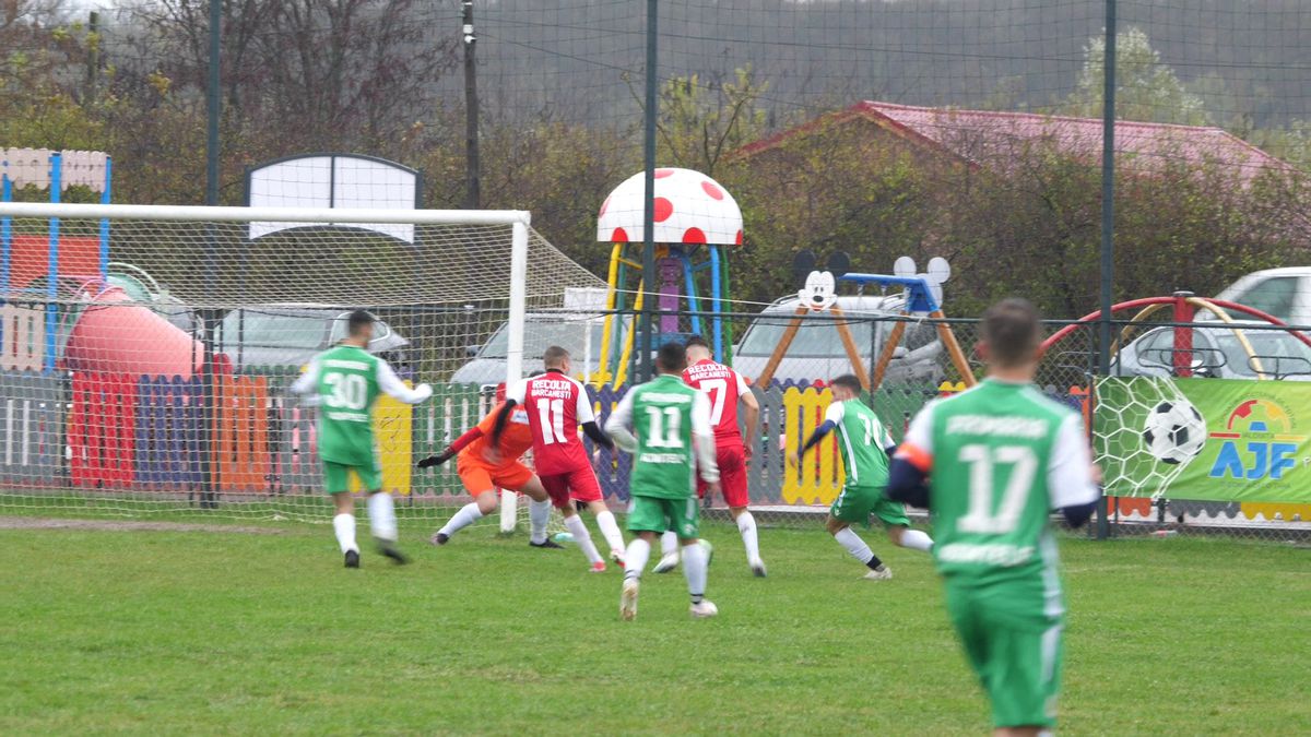 Show fabulos în „Groapa cu lei” de la Bărcănești! Șeful galeriei a intrat peste jucători în vestiar și-a început să țipe la ei: „Haideee, băăăă!”