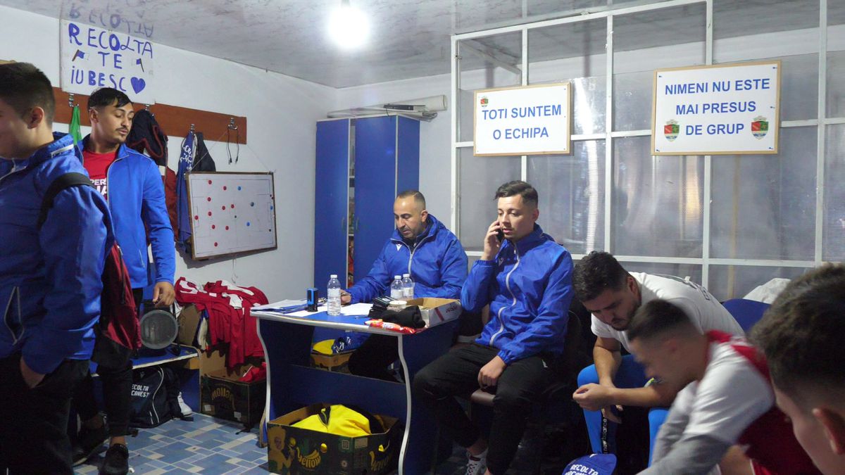 Show fabulos în „Groapa cu lei” de la Bărcănești! Șeful galeriei a intrat peste jucători în vestiar și-a început să țipe la ei: „Haideee, băăăă!”