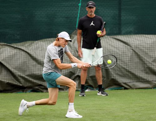 Jannik Sinner supravegheat de Darren Cahill la un antrenamet la Wimbledon FOTO Guliver/GettyImages