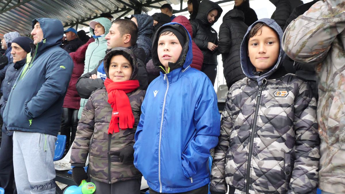 Show fabulos în „Groapa cu lei” de la Bărcănești! Șeful galeriei a intrat peste jucători în vestiar și-a început să țipe la ei: „Haideee, băăăă!”