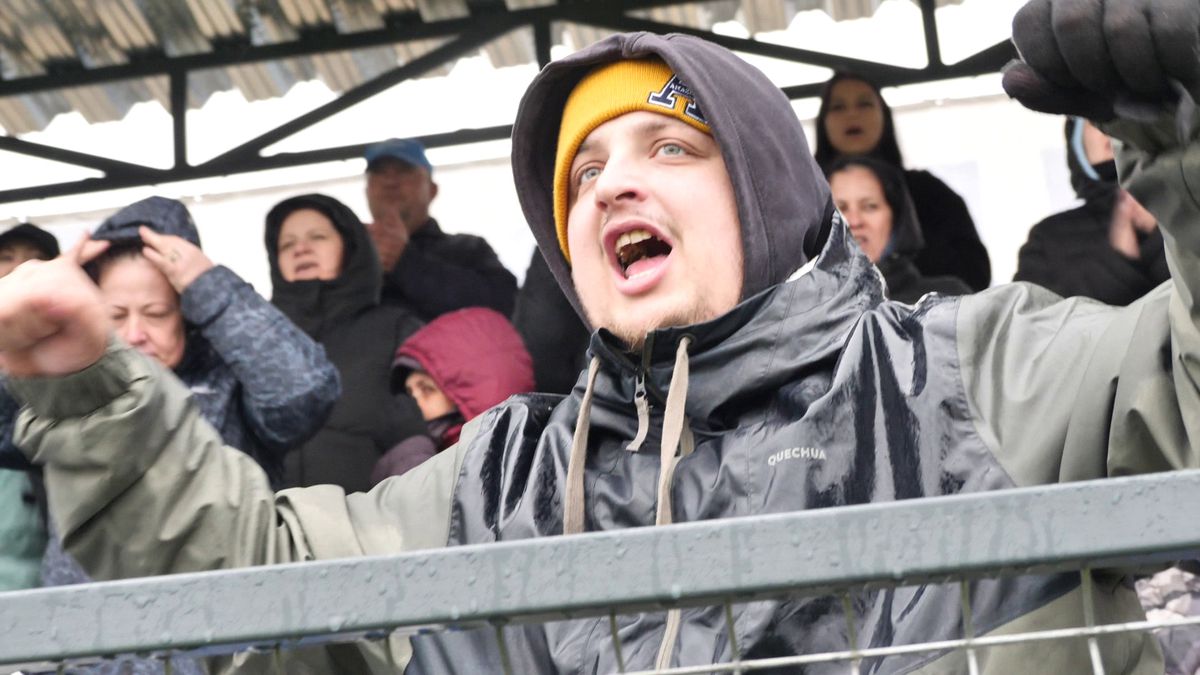 Show fabulos în „Groapa cu lei” de la Bărcănești! Șeful galeriei a intrat peste jucători în vestiar și-a început să țipe la ei: „Haideee, băăăă!”