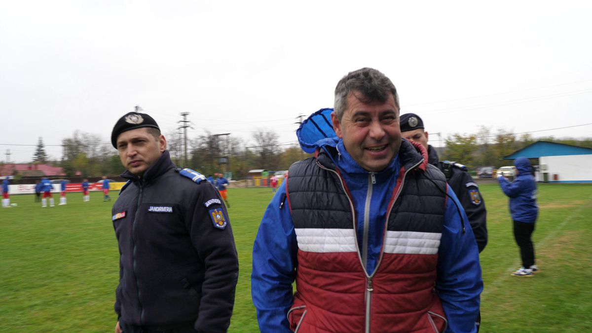 Show fabulos în „Groapa cu lei” de la Bărcănești! Șeful galeriei a intrat peste jucători în vestiar și-a început să țipe la ei: „Haideee, băăăă!”