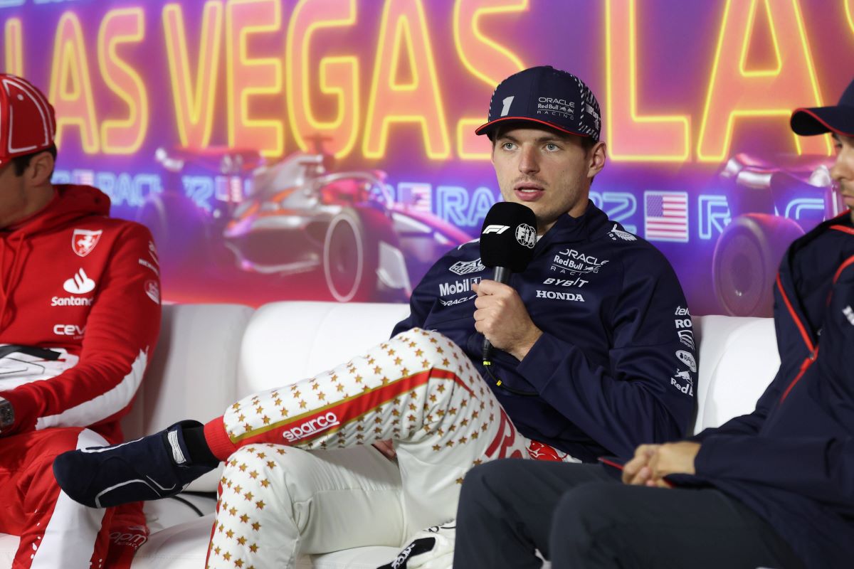 Max Verstappen și Sergio Perez, pe podium la Las Vegas în costume inspirate de ținutele lui Elvis Presley