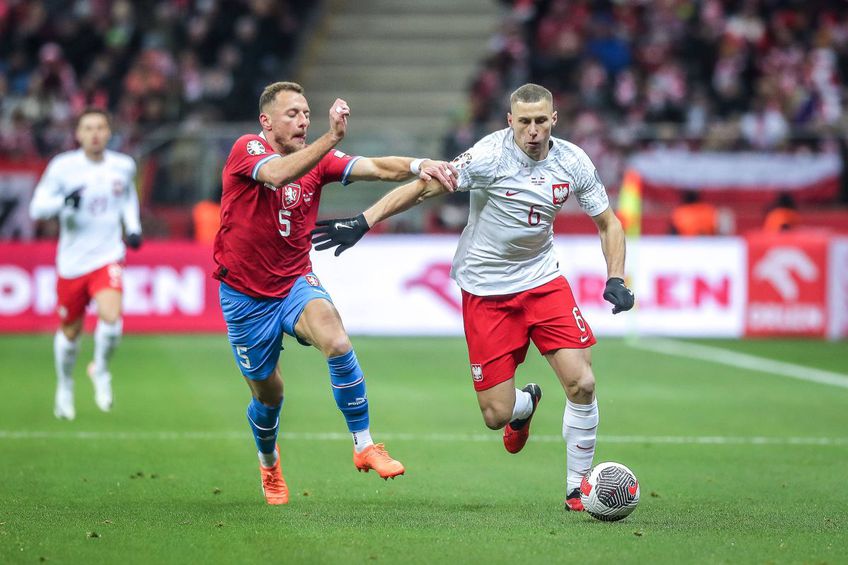 Vladimir Coufal (stânga, într-un duel la 1-1 cu Polonia) a fost exclus din naționala Cehiei Foto: Imago