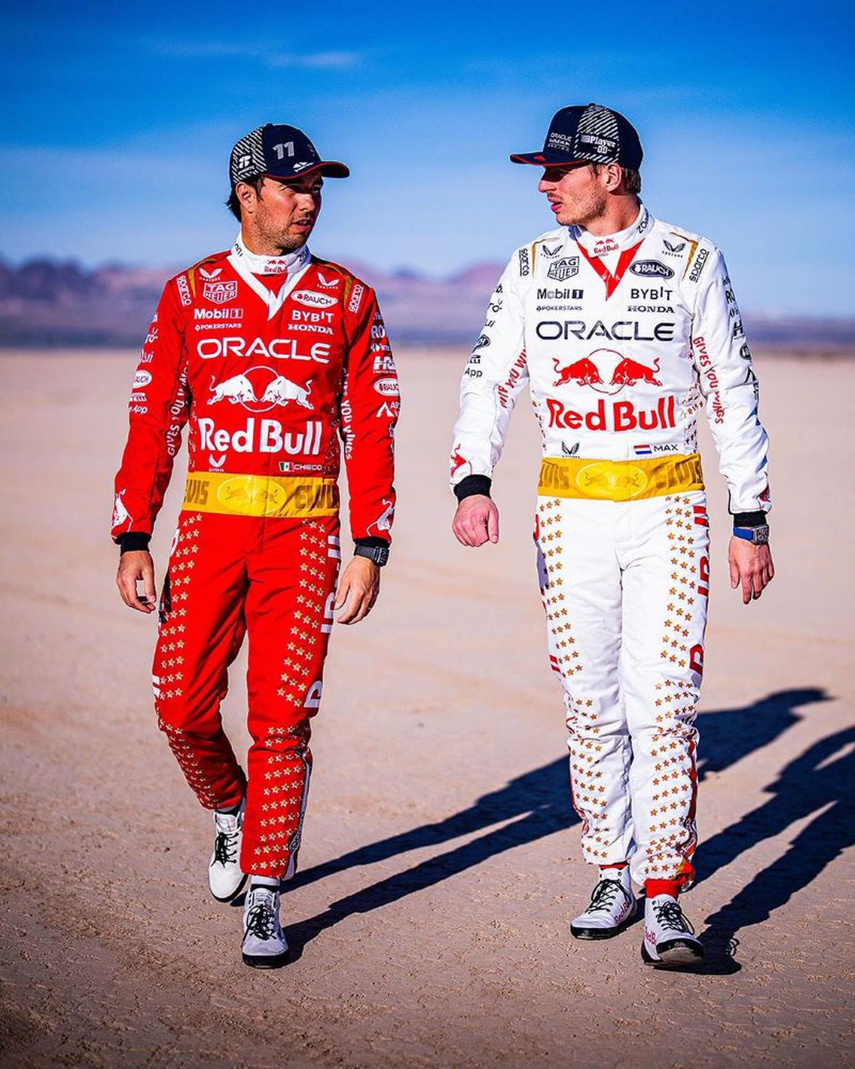 Max Verstappen și Sergio Perez, pe podium la Las Vegas în costume inspirate de ținutele lui Elvis Presley