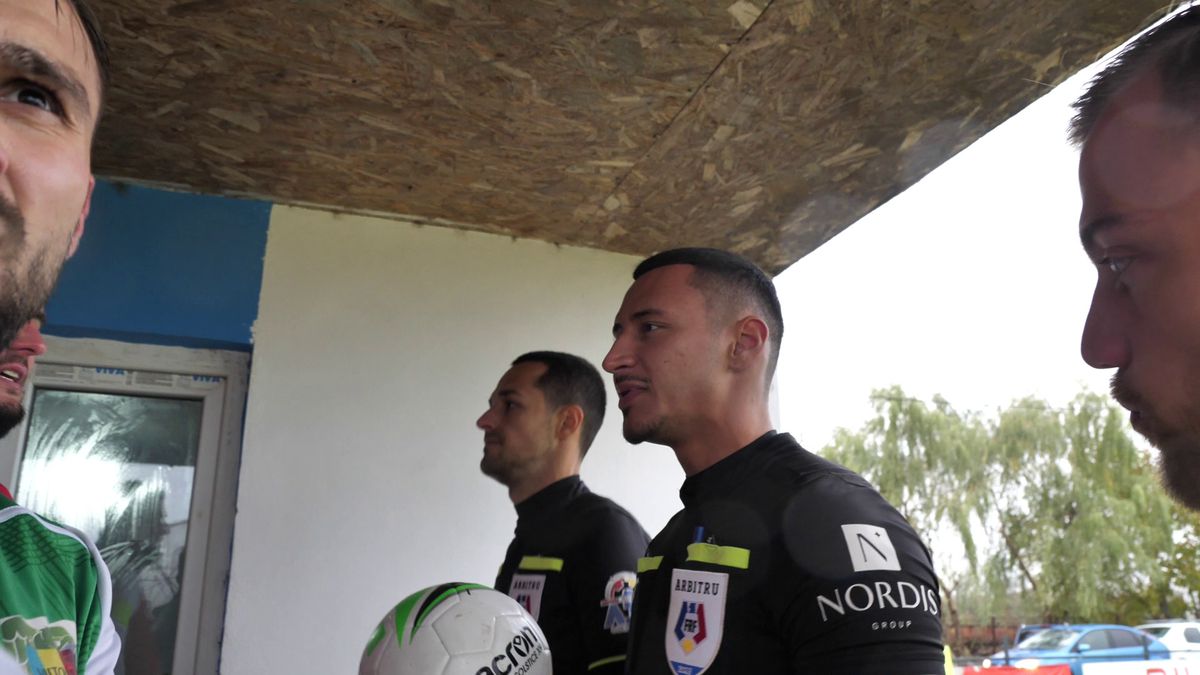 Show fabulos în „Groapa cu lei” de la Bărcănești! Șeful galeriei a intrat peste jucători în vestiar și-a început să țipe la ei: „Haideee, băăăă!”