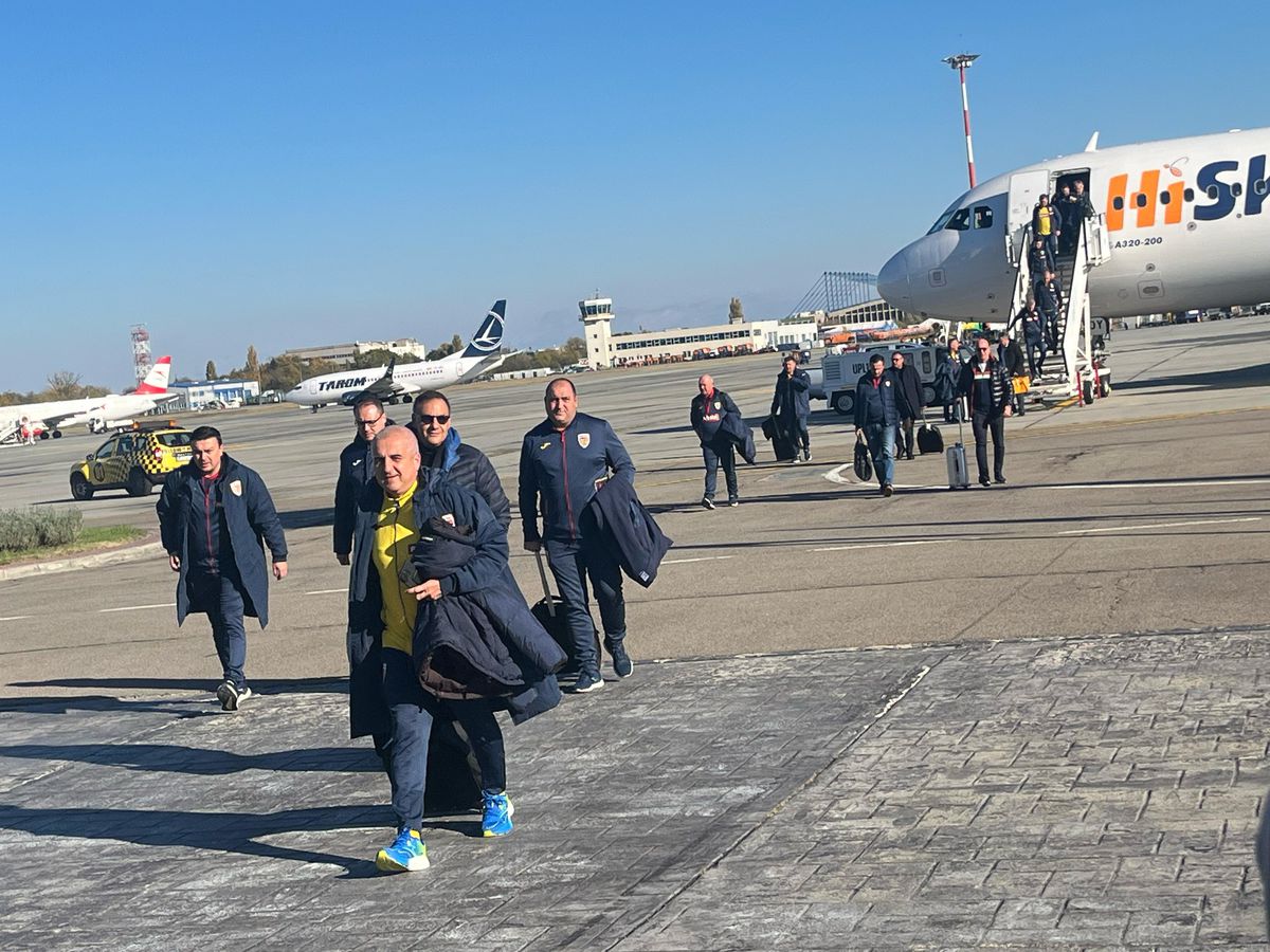 Staff-ul României a revenit în țară după calificarea la EURO 2024 » Burleanu a ieșit primul din avion și a susținut o conferință de presă
