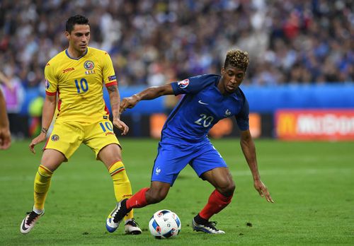 Nicolae Stanciu, în duel cu Kingsley Coman la 1-2 cu Franța (Euro 2016) Foto: Imago