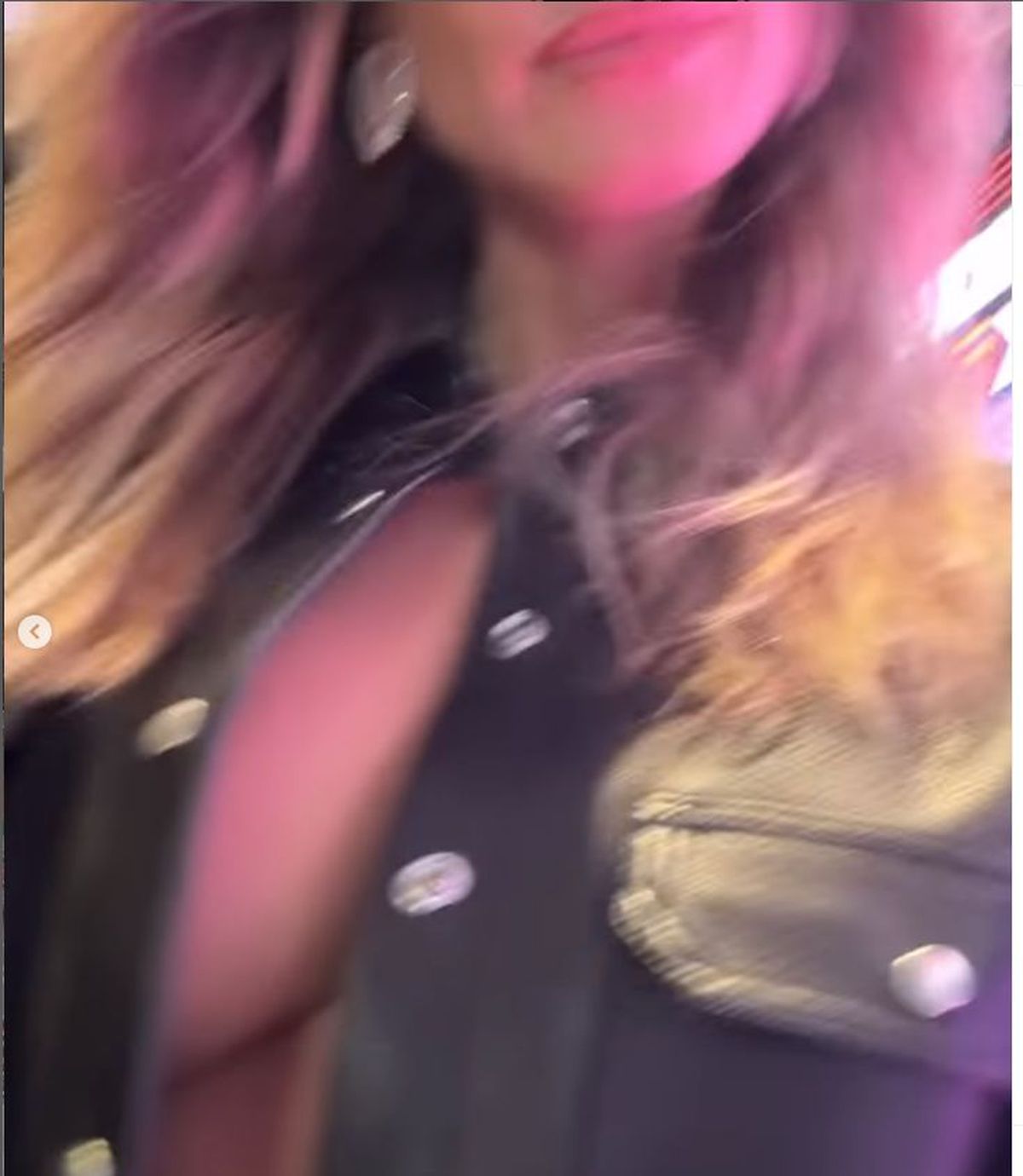 A stat la VIP în Marele Premiu din Las Vegas, apoi a pozat topless în lift