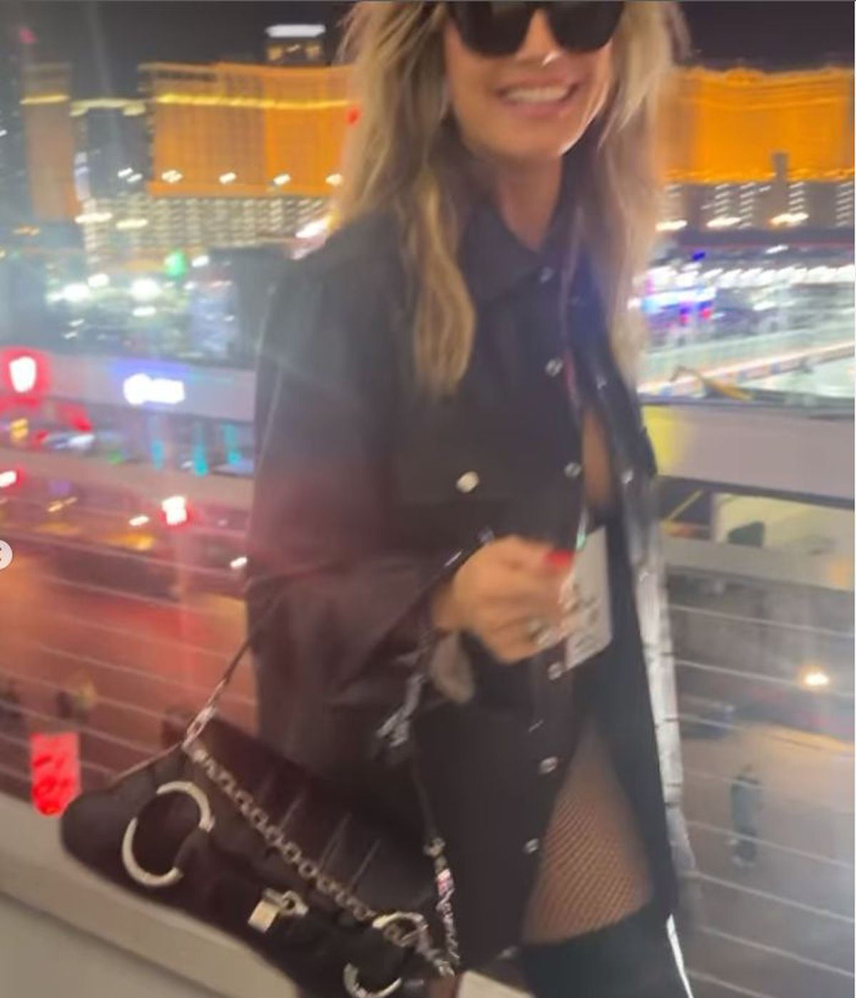 A stat la VIP în Marele Premiu din Las Vegas, apoi a pozat topless în lift