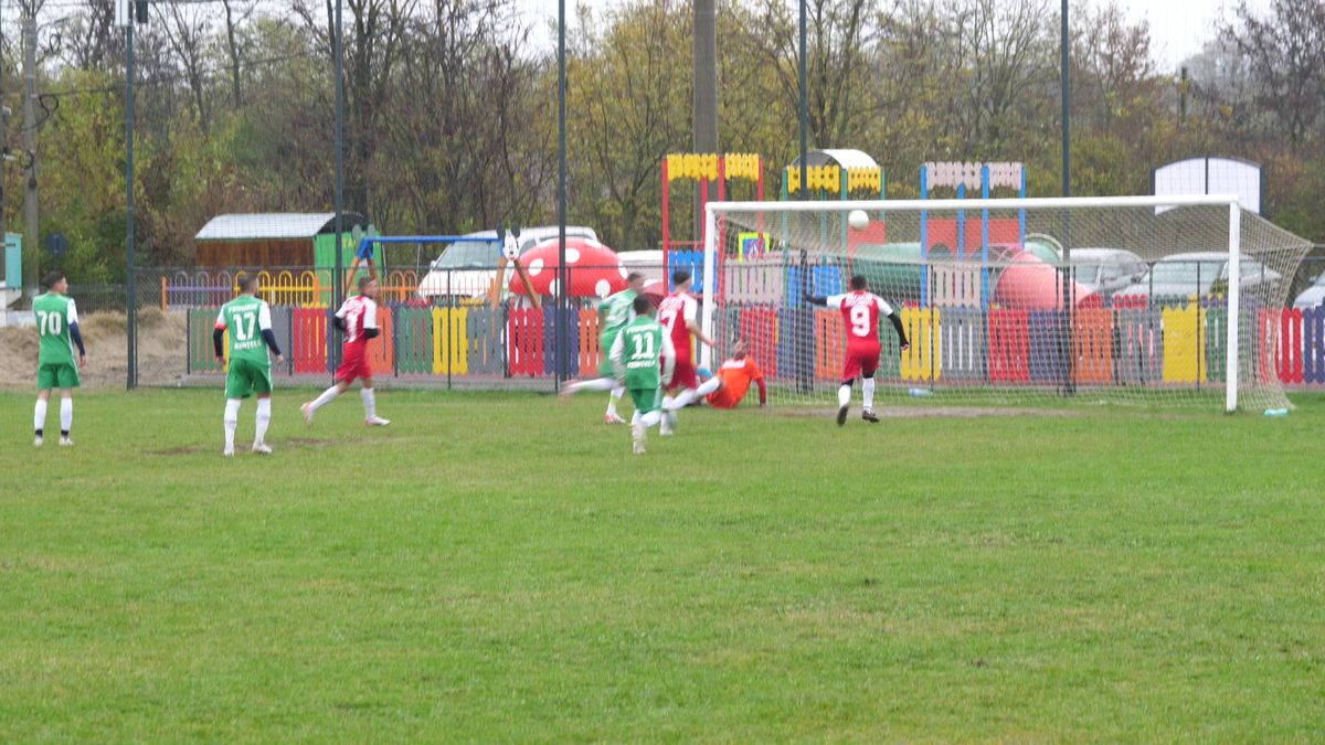 Show fabulos în „Groapa cu lei” de la Bărcănești! Șeful galeriei a intrat peste jucători în vestiar și-a început să țipe la ei: „Haideee, băăăă!”