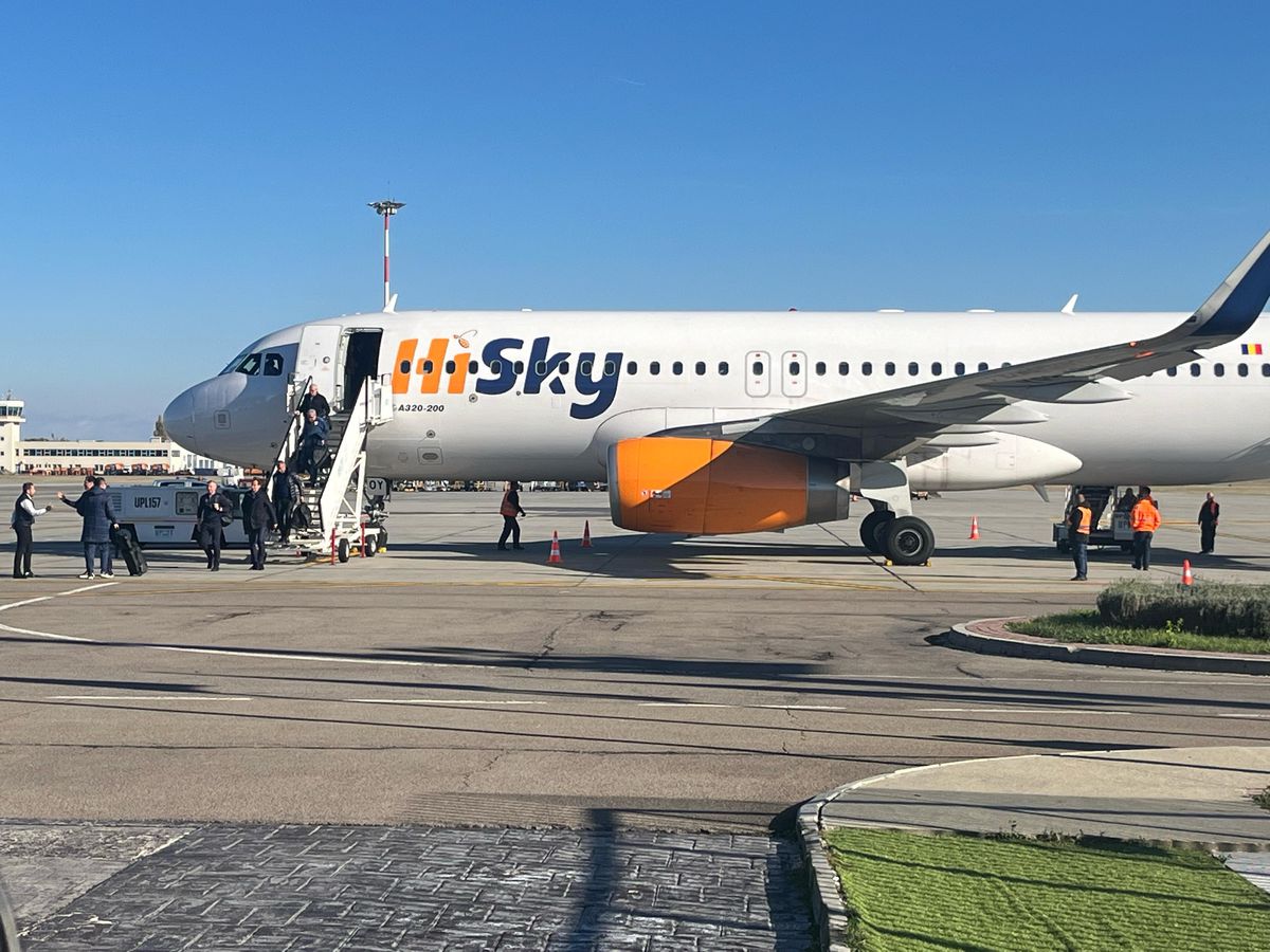 Staff-ul României a revenit în țară după calificarea la EURO 2024 » Burleanu a ieșit primul din avion și a susținut o conferință de presă