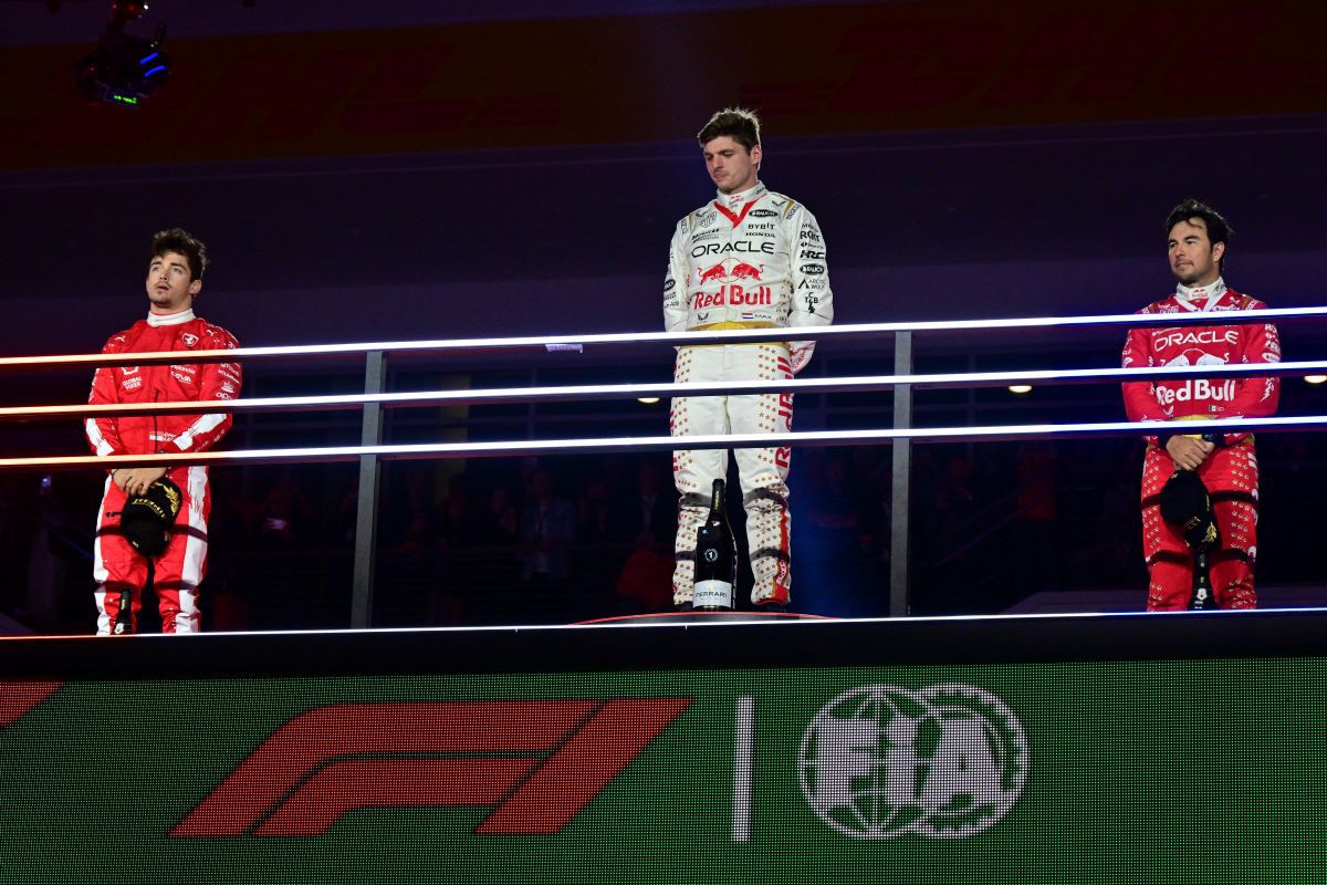 Max Verstappen și Sergio Perez, pe podium la Las Vegas în costume inspirate de ținutele lui Elvis Presley