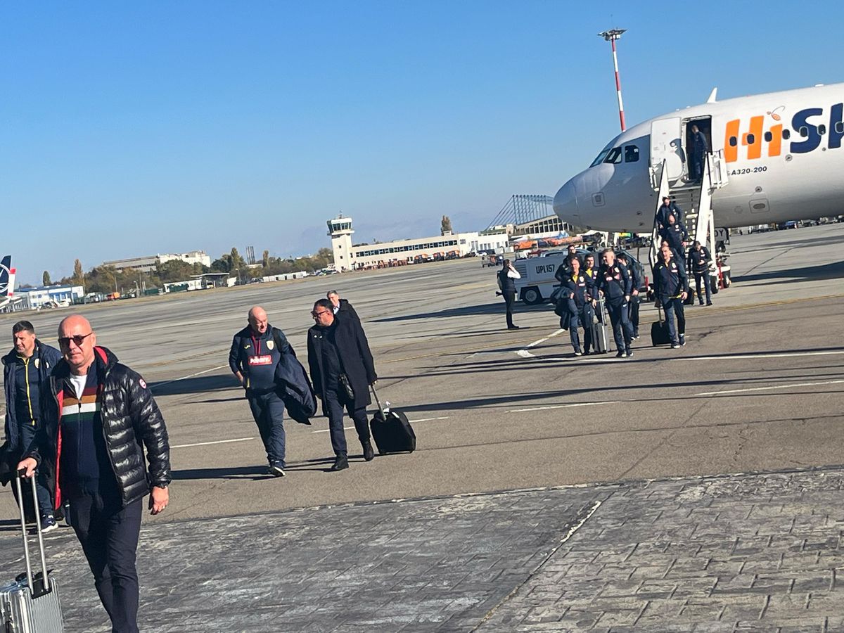 Staff-ul României a revenit în țară după calificarea la EURO 2024 » Burleanu a ieșit primul din avion și a susținut o conferință de presă