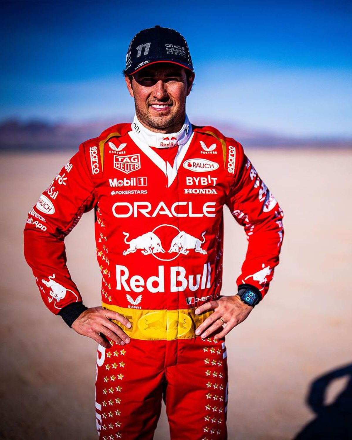 Max Verstappen și Sergio Perez, pe podium la Las Vegas în costume inspirate de ținutele lui Elvis Presley