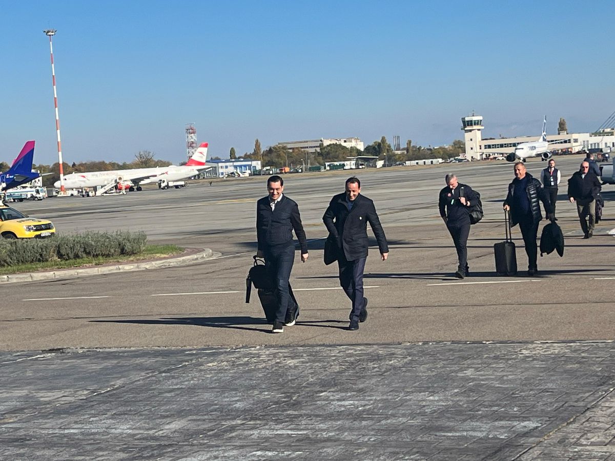Staff-ul României a revenit în țară după calificarea la EURO 2024 » Burleanu a ieșit primul din avion și a susținut o conferință de presă