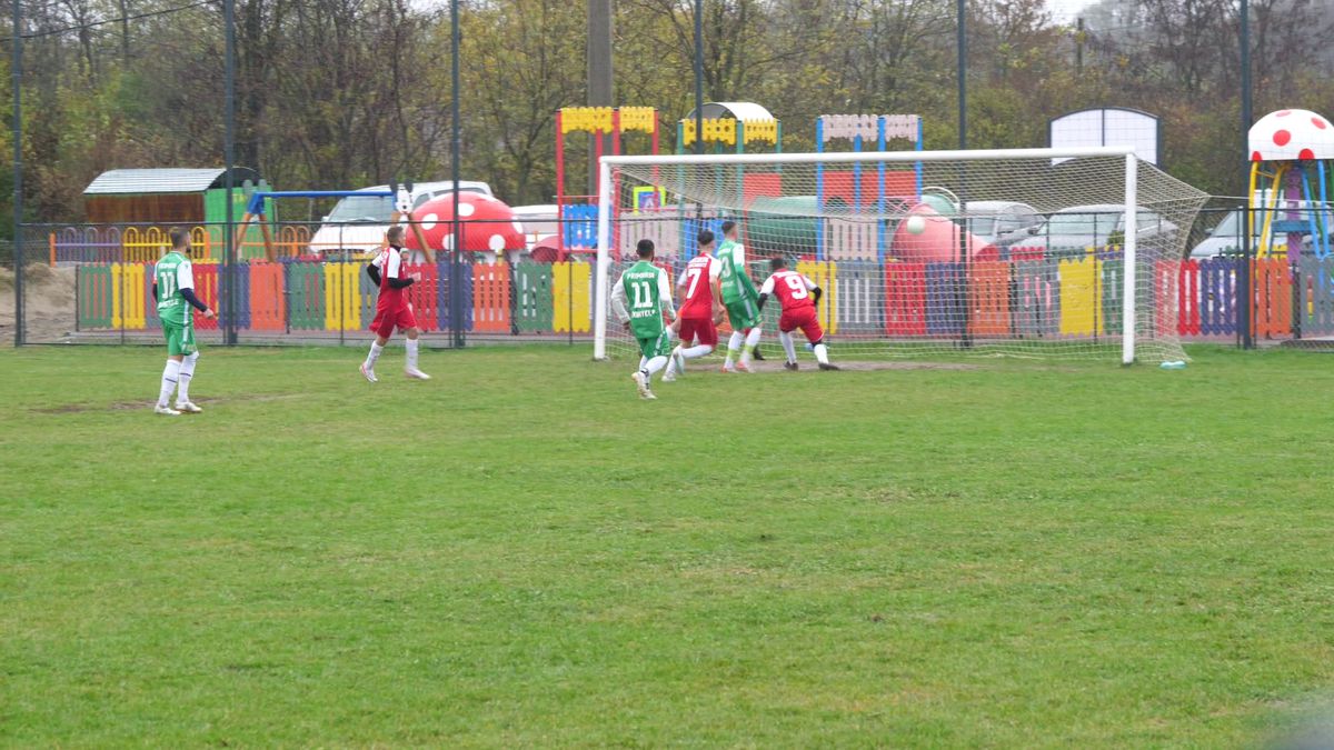 Show fabulos în „Groapa cu lei” de la Bărcănești! Șeful galeriei a intrat peste jucători în vestiar și-a început să țipe la ei: „Haideee, băăăă!”