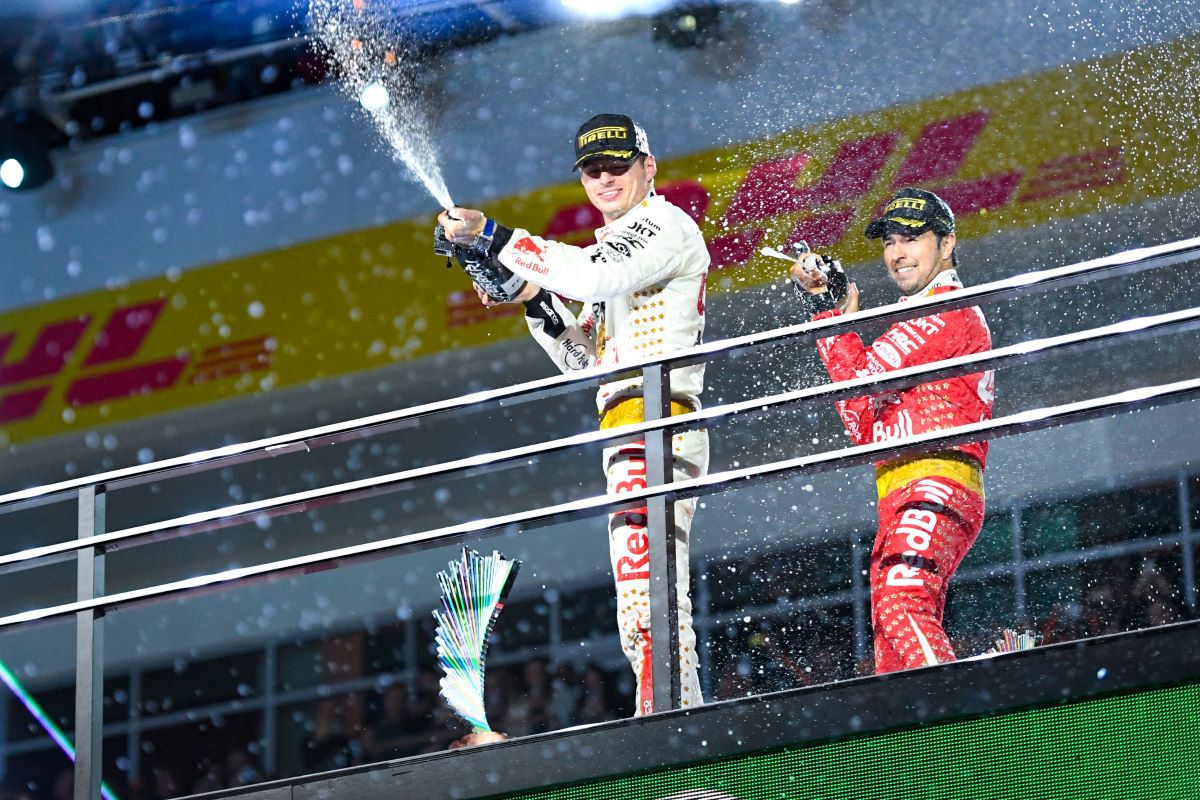 Max Verstappen și Sergio Perez, pe podium la Las Vegas în costume inspirate de ținutele lui Elvis Presley