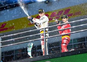 Max Verstappen și Sergio Perez, pe podium la Las Vegas în costume inspirate de ținutele lui Elvis Presley
