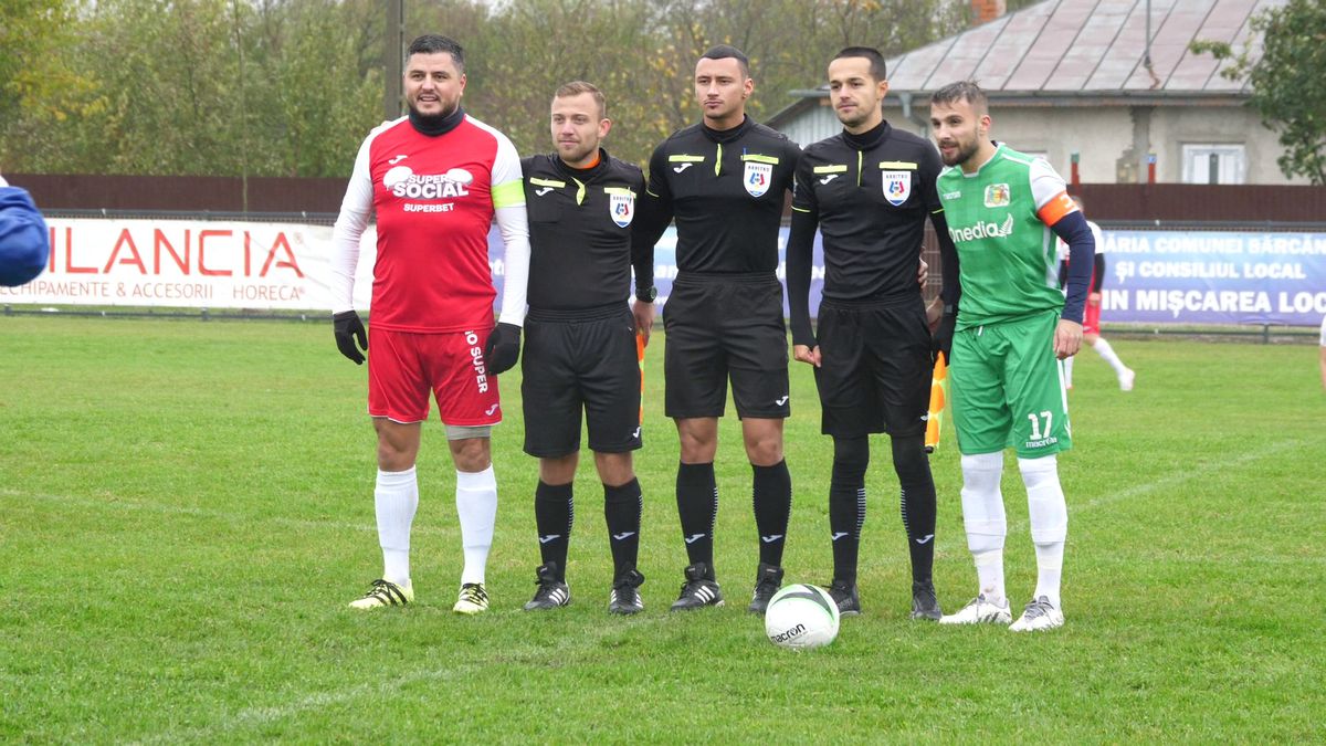 Show fabulos în „Groapa cu lei” de la Bărcănești! Șeful galeriei a intrat peste jucători în vestiar și-a început să țipe la ei: „Haideee, băăăă!”