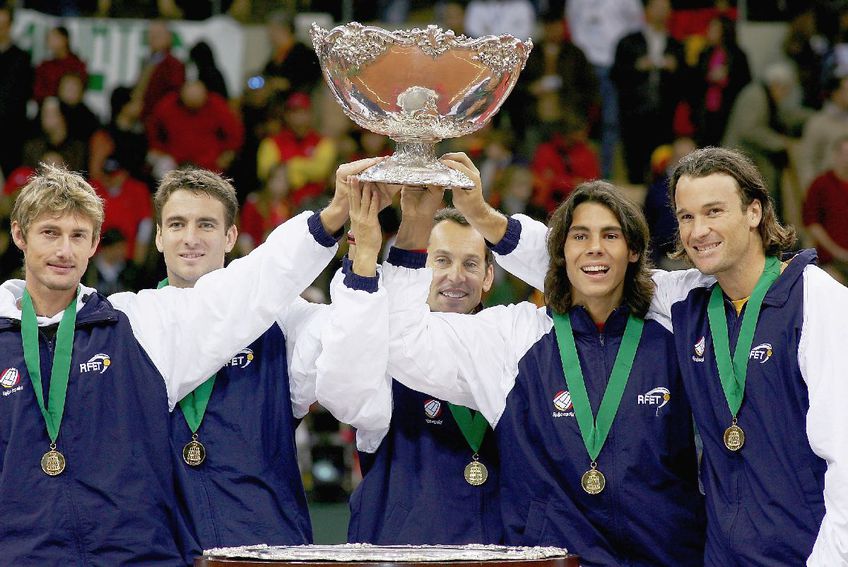 Juan Carlos Ferrero, Tommy Robredo, căpitanul nejucător Jordi Arrese, Rafael Nadal și Carlos Moya, la triumful Spaniei din 2004 / Sursă foto: Guliver/Getty Images