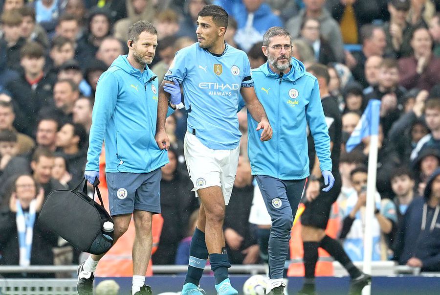 Rodri a suferit în meciul cu Arsenal o accidentare gravă care l-a făcut să rateze practic întreg sezonul / Foto: Guliver/gettyimages Lovitură dură pentru Pep Guardiola! » „Am încercat cu disperare, dar nu-l pot avea decât peste 5 săptămâni”
