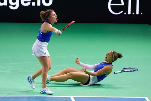 Jasmine Paolini și Sara Errani sărbătorind calificarea în finala BJK Cup Foto: Guliver/GettyImages