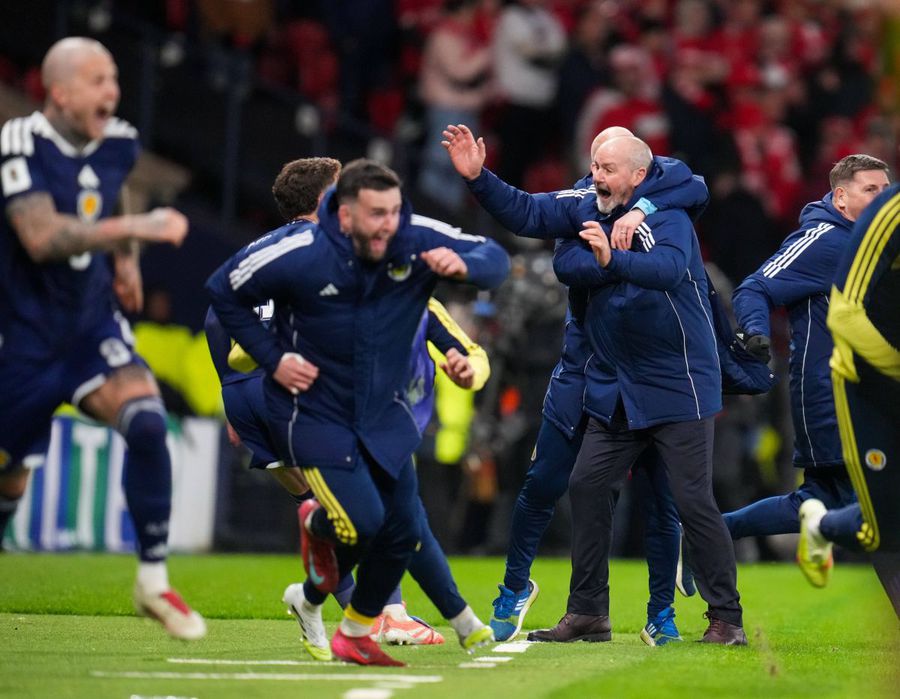 Fostul coleg al lui Dan Petrescu a devenit erou peste noapte! Numit „Sir” și propus pentru sanctificare