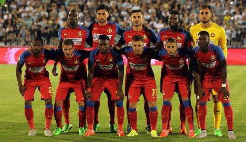 Gregory Tade, primul din stânga rândului de sus, în meciul Partizan Belgrad - FCSB / Imago Images
