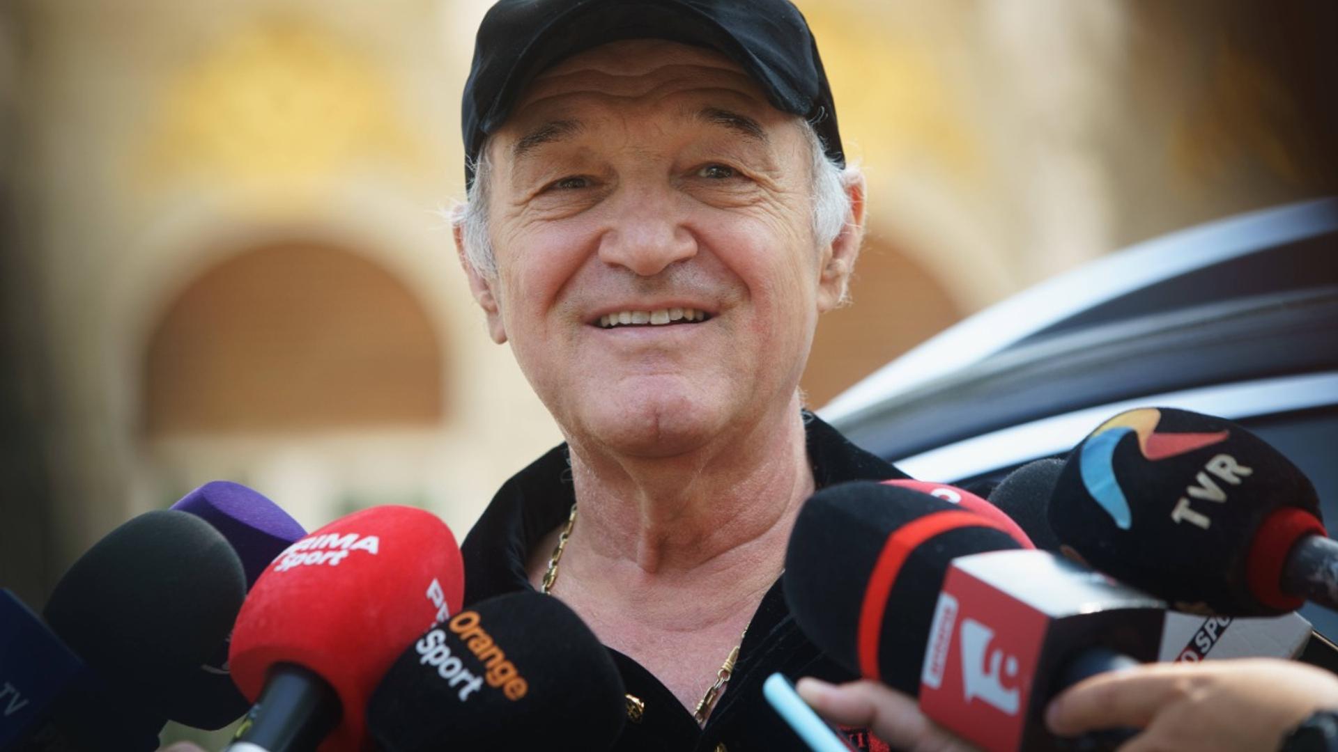 Gigi Becali discutând despre arbitrajul Superligă înaintea meciului Universitatea Craiova FCSB pe stadionul Ion Oblemenco | sursa foto: Gazeta Sporturilor