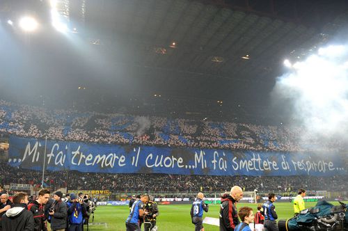 Imagine de la derby-ul Inter - AC Milan 1-1 disputat pe 24 februarie 2013 într-o atmosferă invernală, la fel cum se anunță duminică seară / Foto: Imago