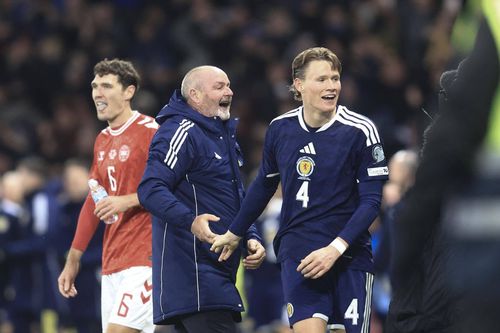 Selecționerul Steve Clarke sărbătorește o calificare istorică la CM 2026, alături de Scott McTominay, care a deschis scorul cu o „foarfecă” / Foto: Imago