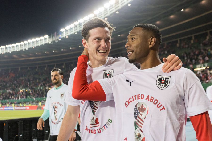 Michael Gregoritsch sărbătorește alături de David Alaba calificarea naționalei Austriei la Mondiale după 28 de ani / Foto: Imago Eroul inestetic a adus calificarea după 28 de ani: „Sunt printre cei mai lenți fotbaliști, dar am fost mereu acolo”