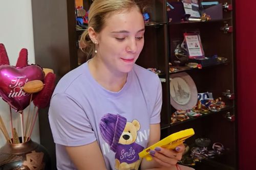 Sabrina Voinea a citit de pe telefon un text în care susține că nu a fost abuzată de mama ei