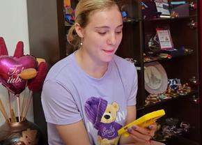 În plin scandal cu mama ei, Sabrina Voinea a apărut în fața camerei și a citit mecanic de pe telefon: „Nu m-a abuzat nimeni, încearcă să ne dezbine”