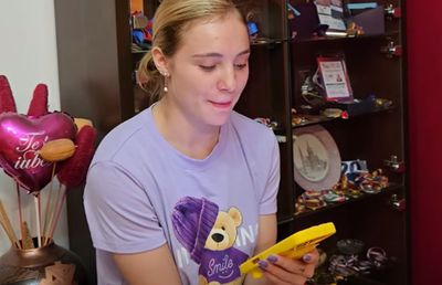 În plin scandal cu mama ei, Sabrina Voinea a apărut în fața camerei și a citit mecanic de pe telefon: „Nu m-a abuzat nimeni, încearcă să ne dezbine”