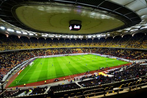 Arena Națională se pregătește de Euro 2021, dar a fost închisă din cauza faptului că acoperișul prezintă risc de prăbușire.