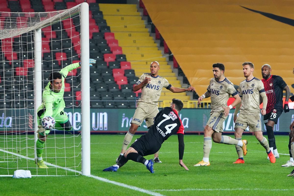 Gaziantep - Fenerbahce 3-1. VIDEO+FOTO Marius Șumudică, victorie senzațională: urcă pe loc de cupă europeană în Turcia! Alexandru Maxim a marcat