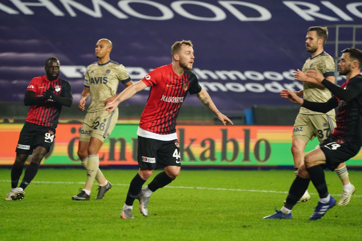 Marius Șumudică așteaptă oferte după victoria cu Fenerbahce: „Mai am doar 4 luni de contract. După aceea sunt liber!” » Jucătorii au fost afectați de explozia din Gaziantep