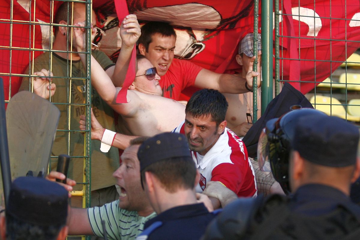 „Eu am fost alergat de 50 de oameni” » Un campion cu Dinamo comentează scandalul dintre Deian Sorescu și ultrași: „De ce s-a dus singur acolo?”