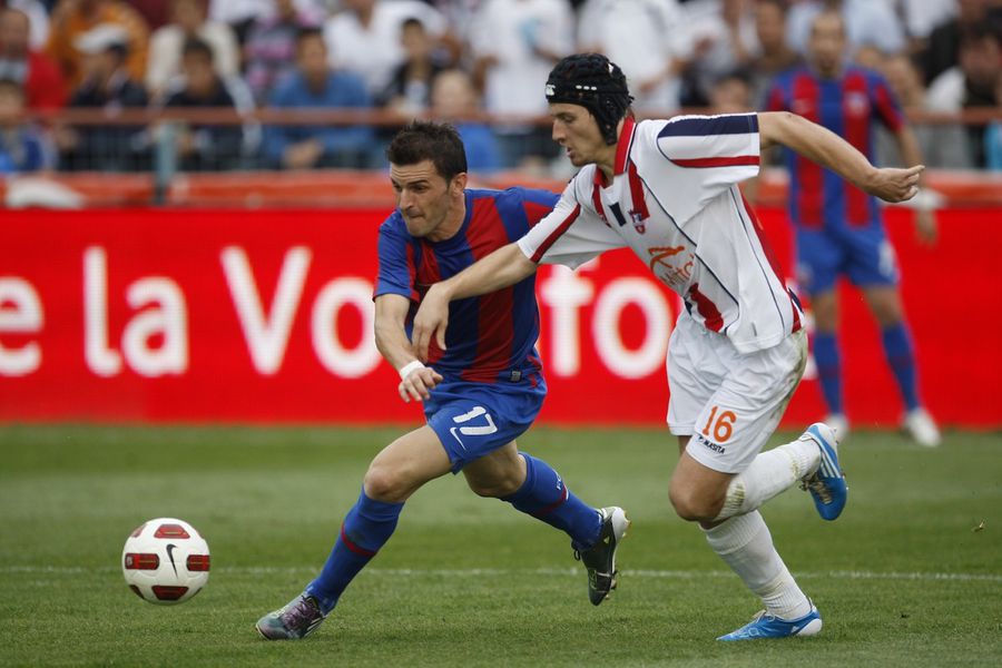 Cristian Sârghi, într-un duel cu Bilașco dintr-un meci Oțelul - Steaua 1-0 în care fundașul a marcat Aventurile teribile ale unui campion în Liga 1, fotomodel la Milano: „E exact ca în filme. Droguri, petreceri, sex. Colegii mei stăteau pe bordură, fiecare cu joint-ul lui”
