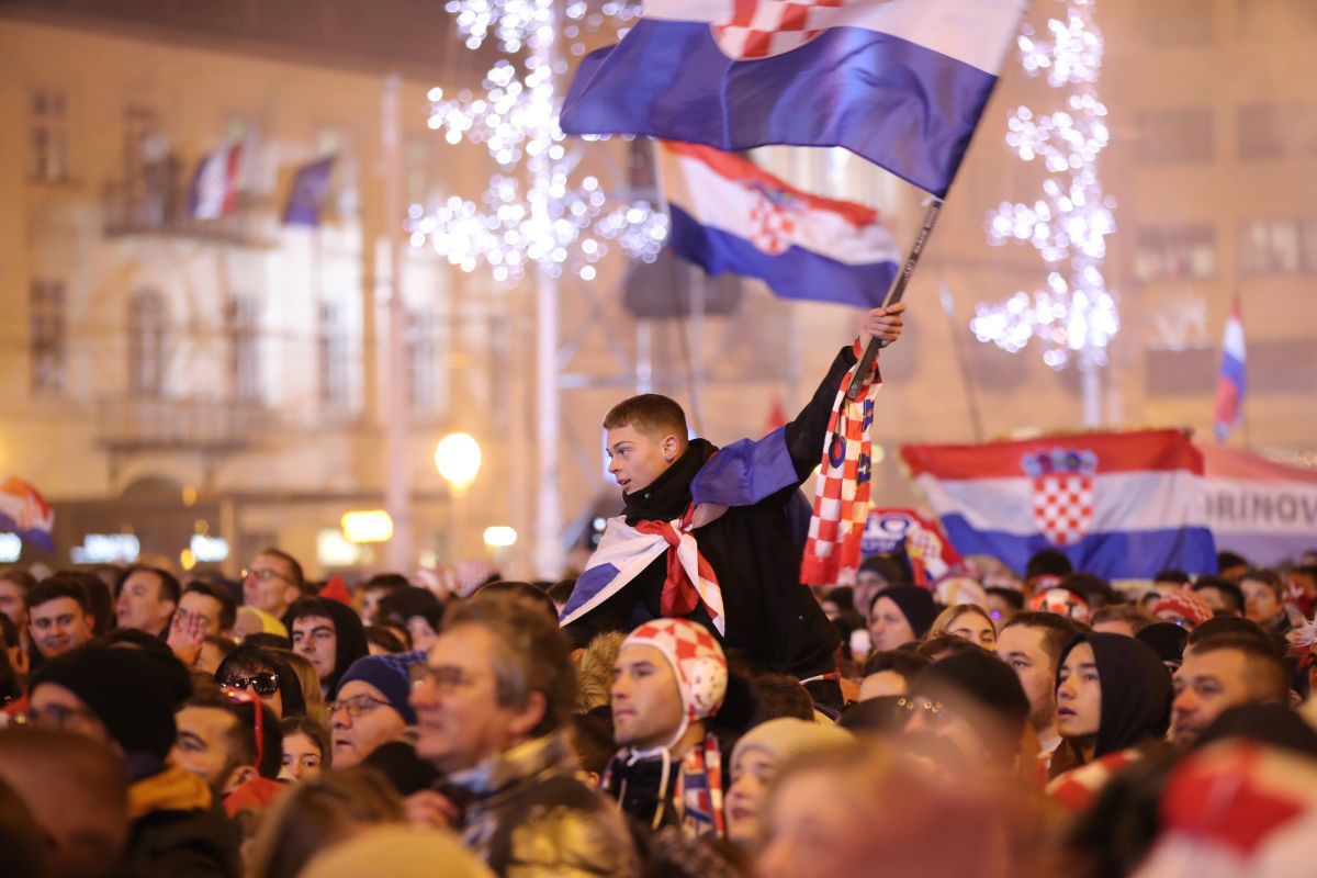 Scene FABULOASE pe străzile din Zagreb » Croații s-au strâns cu zecile de mii pentru a sărbători alături de fotbaliști bronzul de la Mondial: „Josko, accepți oferta?”