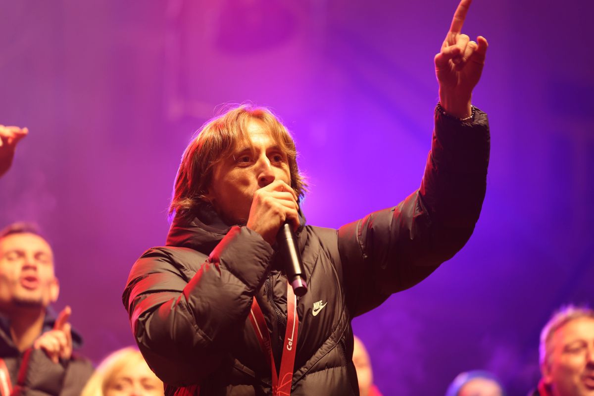 Scene FABULOASE pe străzile din Zagreb » Croații s-au strâns cu zecile de mii pentru a sărbători alături de fotbaliști bronzul de la Mondial: „Josko, accepți oferta?”