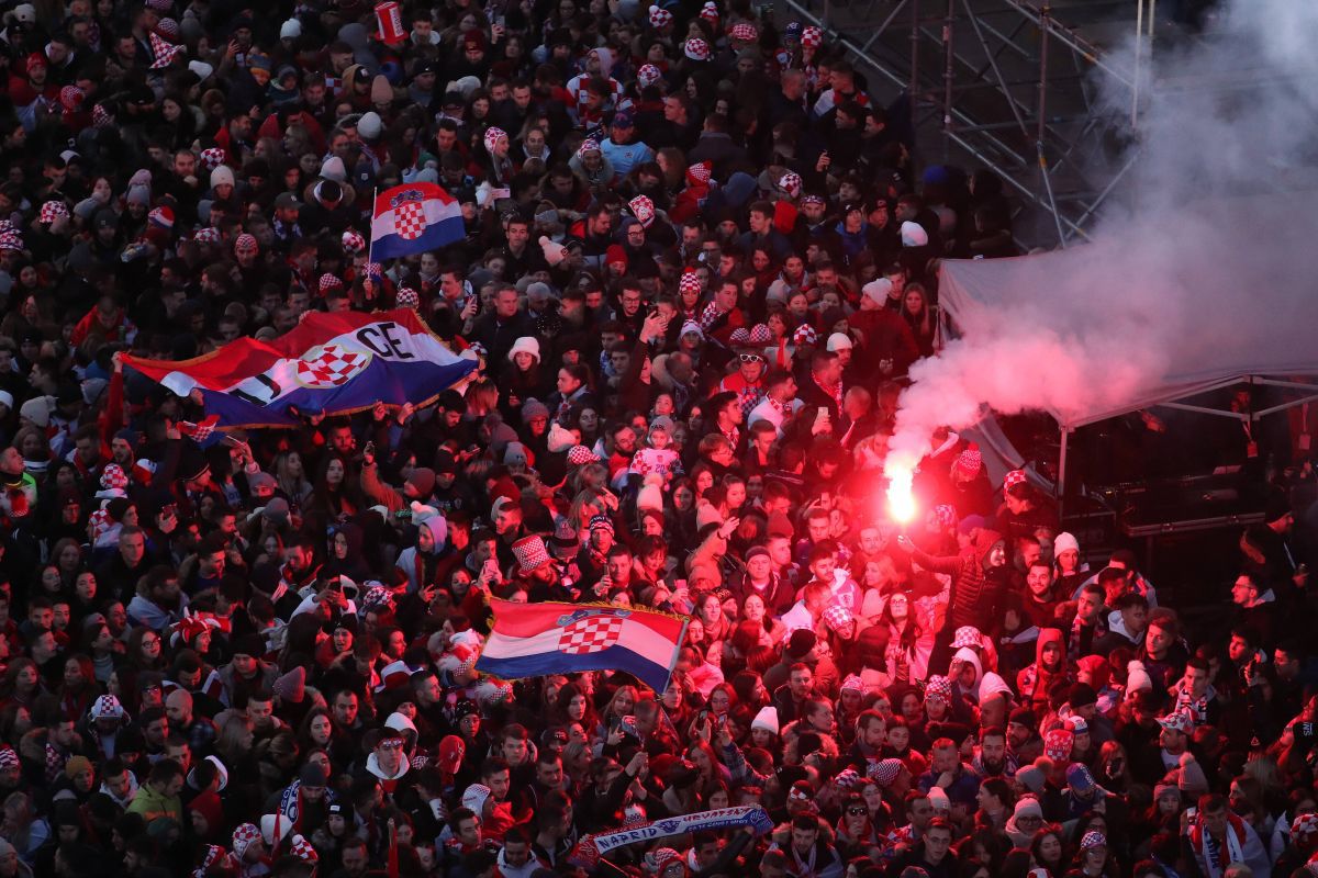 Scene FABULOASE pe străzile din Zagreb » Croații s-au strâns cu zecile de mii pentru a sărbători alături de fotbaliști bronzul de la Mondial: „Josko, accepți oferta?”