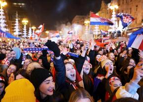 Scene FABULOASE pe străzile din Zagreb » Croații s-au strâns cu miile pentru a sărbători alături de fotbaliști bronzul de la Mondial: „Josko, accepți oferta?”