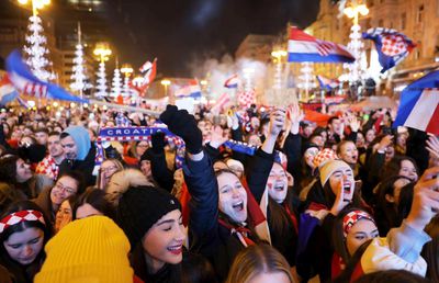 Scene FABULOASE pe străzile din Zagreb » Croații s-au strâns cu zecile de mii pentru a sărbători alături de fotbaliști bronzul de la Mondial: „Josko, accepți oferta?”