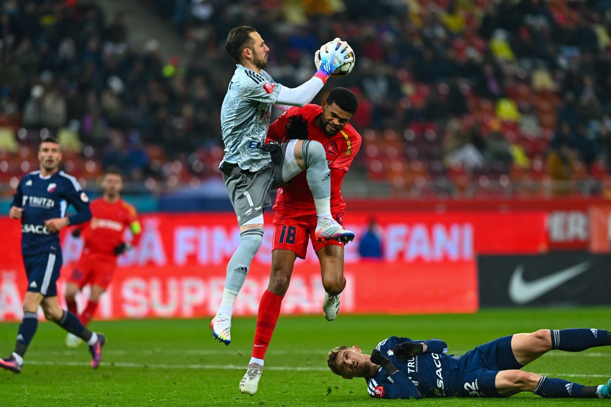 Moment comic în prima repriză din FCSB - FC Botoșani: și-a „reclamat” propriu coleg + Ce s-a întâmplat în faza suspectă de penalty